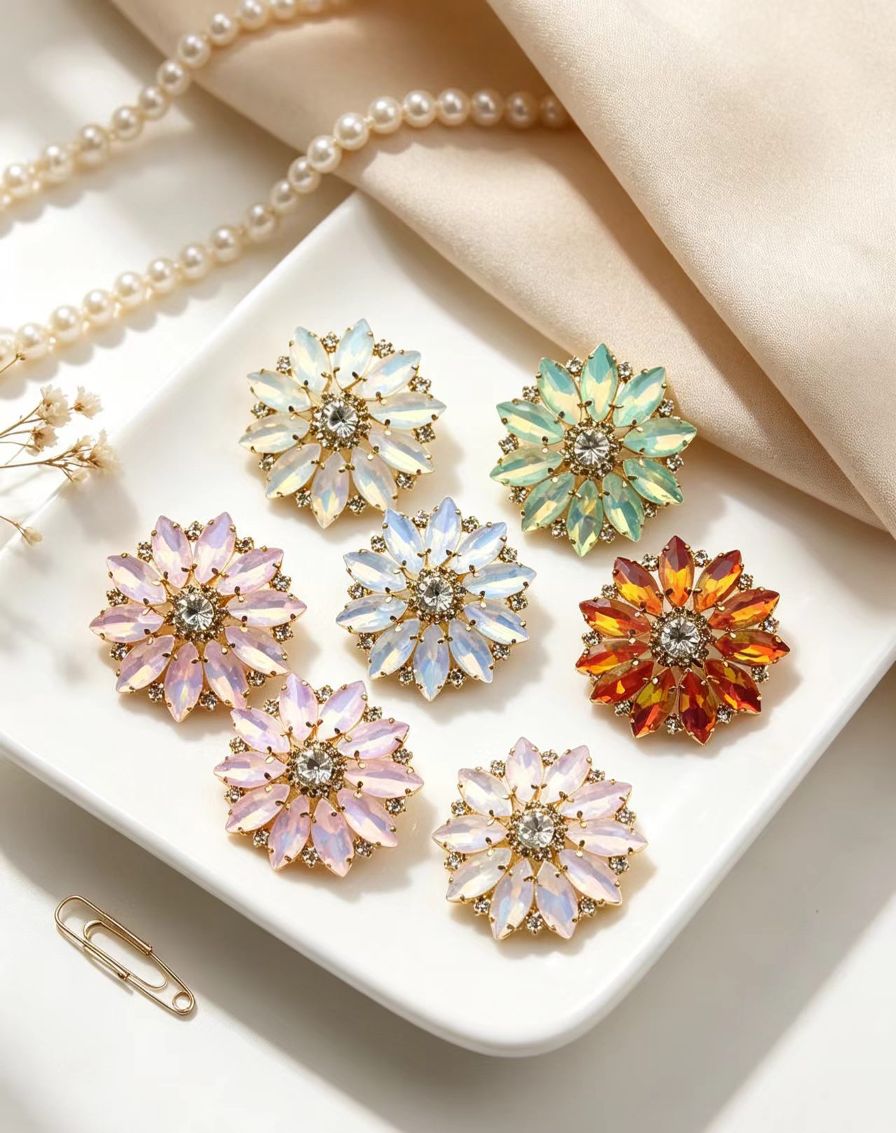 Sew On Rhinestone - 混合色の花マーキス樹脂クリスタルボタン 1パックあたり8個入り 3.8x3.8cm 金メッキラインストーン縫い付けアクセサリー ドレスDI用