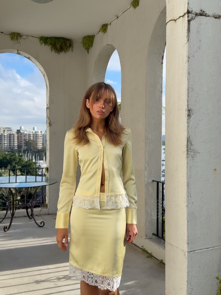 Elastic Lace Trim - 黄色のレーストリム付きツーピースセット、ラペル付き長袖シャツとミディ丈ペンシルスカートのスーツ、2026年秋のデイリーデート向け女性用マッチングコーデ。