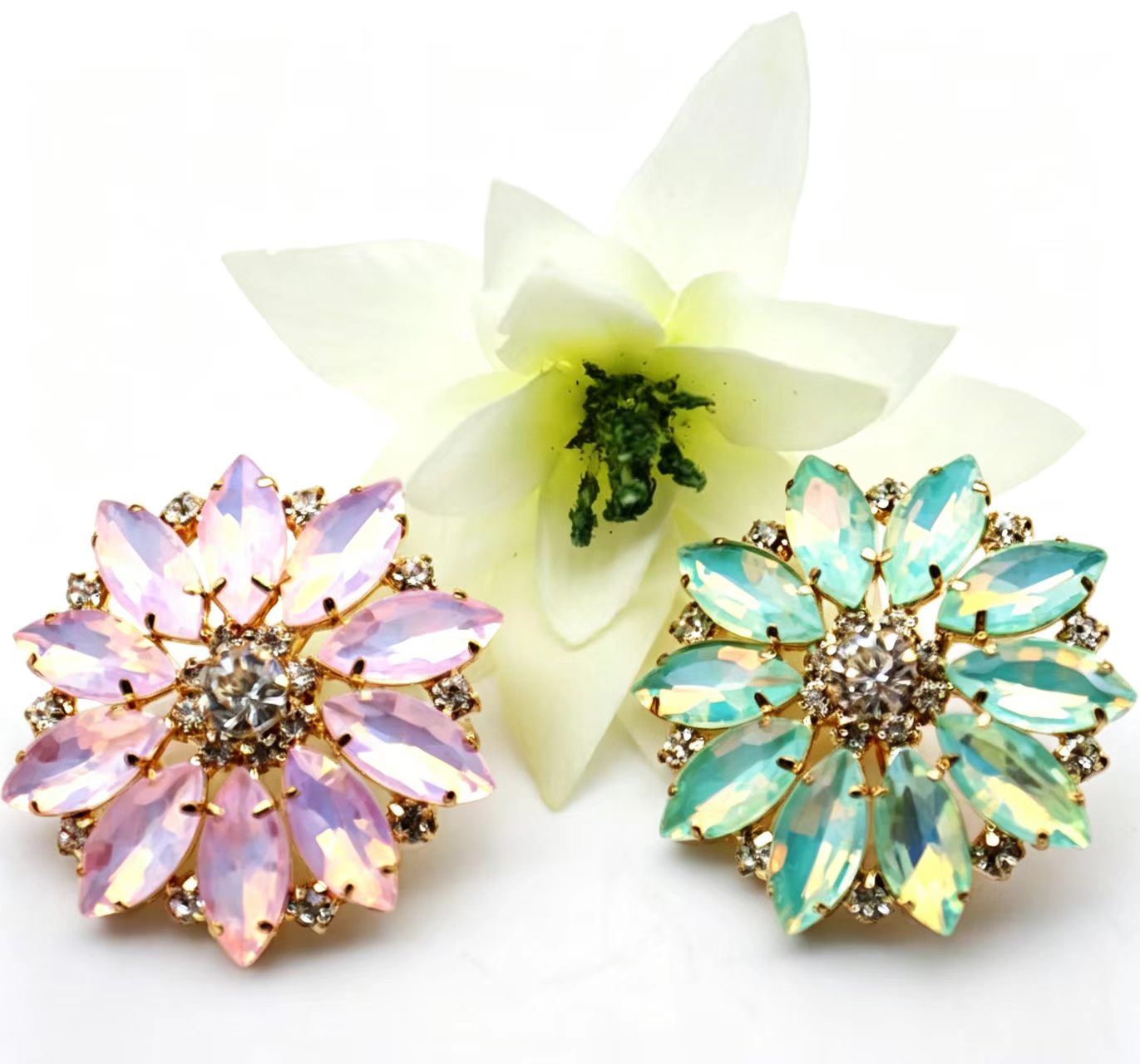 混合色の花マーキス樹脂クリスタルボタン 1パックあたり8個入 - Sew On Rhinestone のレビューと価格